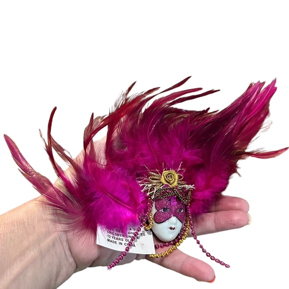 Fuschia Mardi Gras Masked Woman Magnet with Feathers - Picture 2 of 3